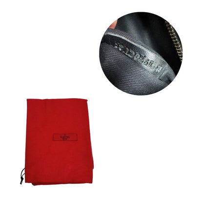 Dustbag e codice di una Borsa Prada effetto cavallino stampato con piume multicolore e finiture in pelle marrone, con parti metalliche dorate; impreziosita da borchie piramidali e munita di doppi manici e tracolla amovibile. Completa di dustbag. Originale, usata, di lusso, in ottime condizioni.