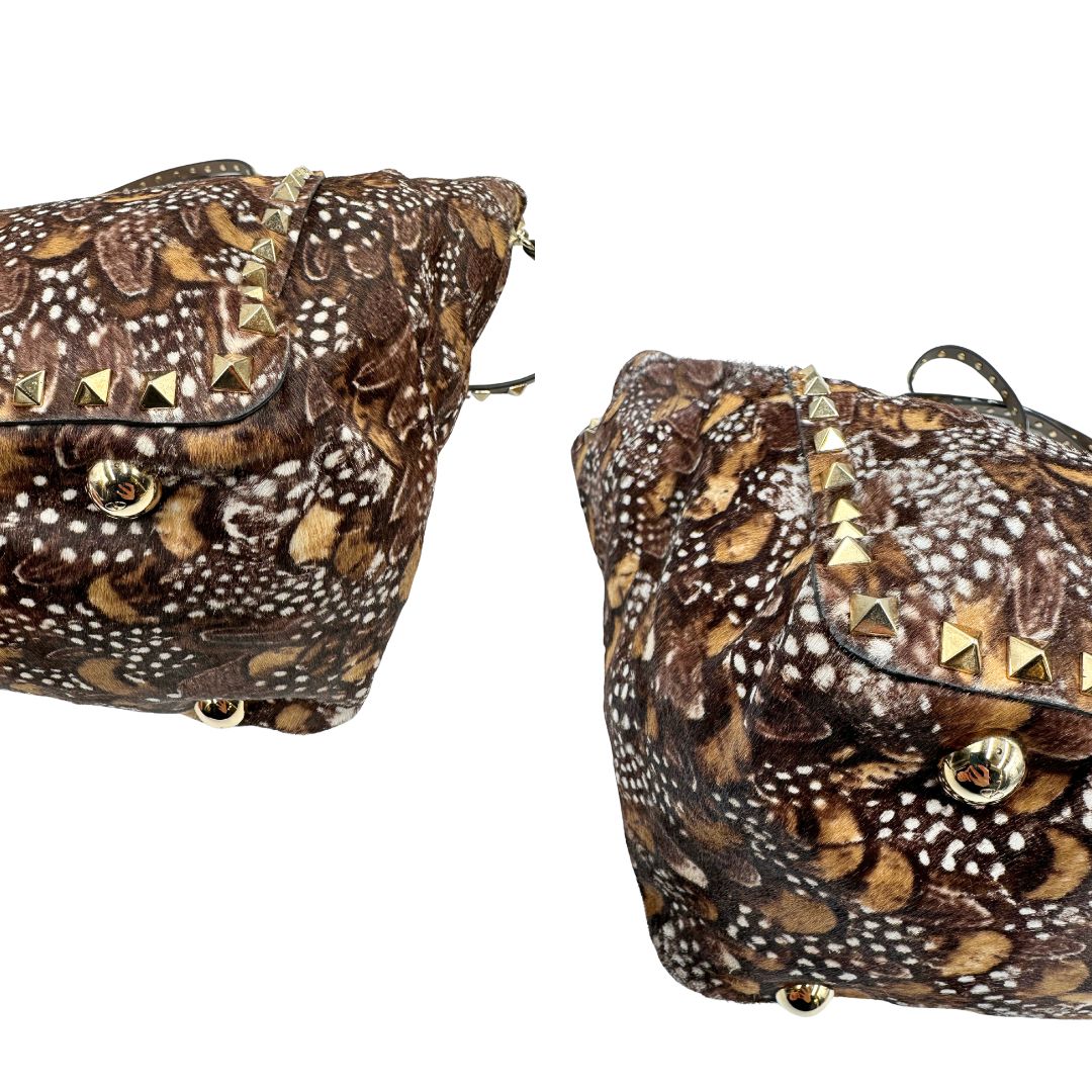 Angoli di una Borsa Prada effetto cavallino stampato con piume multicolore e finiture in pelle marrone, con parti metalliche dorate; impreziosita da borchie piramidali e munita di doppi manici e tracolla amovibile. Completa di dustbag. Originale, usata, di lusso, in ottime condizioni.