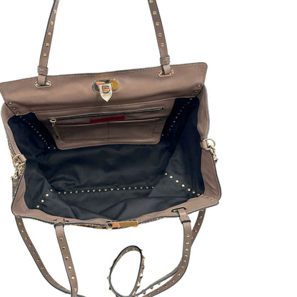 Interno di una Borsa Prada effetto cavallino stampato con piume multicolore e finiture in pelle marrone, con parti metalliche dorate; impreziosita da borchie piramidali e munita di doppi manici e tracolla amovibile. Completa di dustbag. Originale, usata, di lusso, in ottime condizioni.