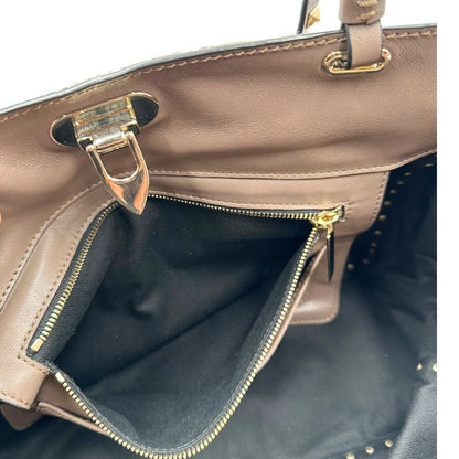 Tasca interna di una Borsa Prada effetto cavallino stampato con piume multicolore e finiture in pelle marrone, con parti metalliche dorate; impreziosita da borchie piramidali e munita di doppi manici e tracolla amovibile. Completa di dustbag. Originale, usata, di lusso, in ottime condizioni.