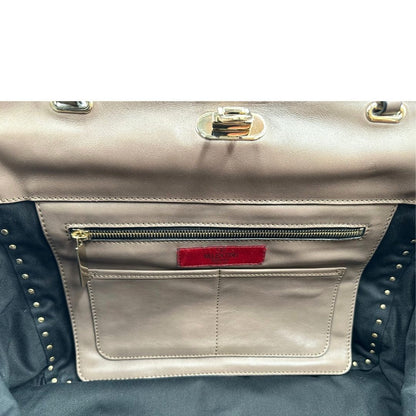 Interno di una Borsa Prada effetto cavallino stampato con piume multicolore e finiture in pelle marrone, con parti metalliche dorate; impreziosita da borchie piramidali e munita di doppi manici e tracolla amovibile. Completa di dustbag. Originale, usata, di lusso, in ottime condizioni.