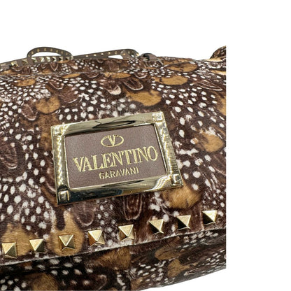 Borsa Prada effetto cavallino stampato con piume multicolore e finiture in pelle marrone, con parti metalliche dorate; impreziosita da borchie piramidali e munita di doppi manici e tracolla amovibile. Completa di dustbag. Originale, usata, di lusso, in ottime condizioni.