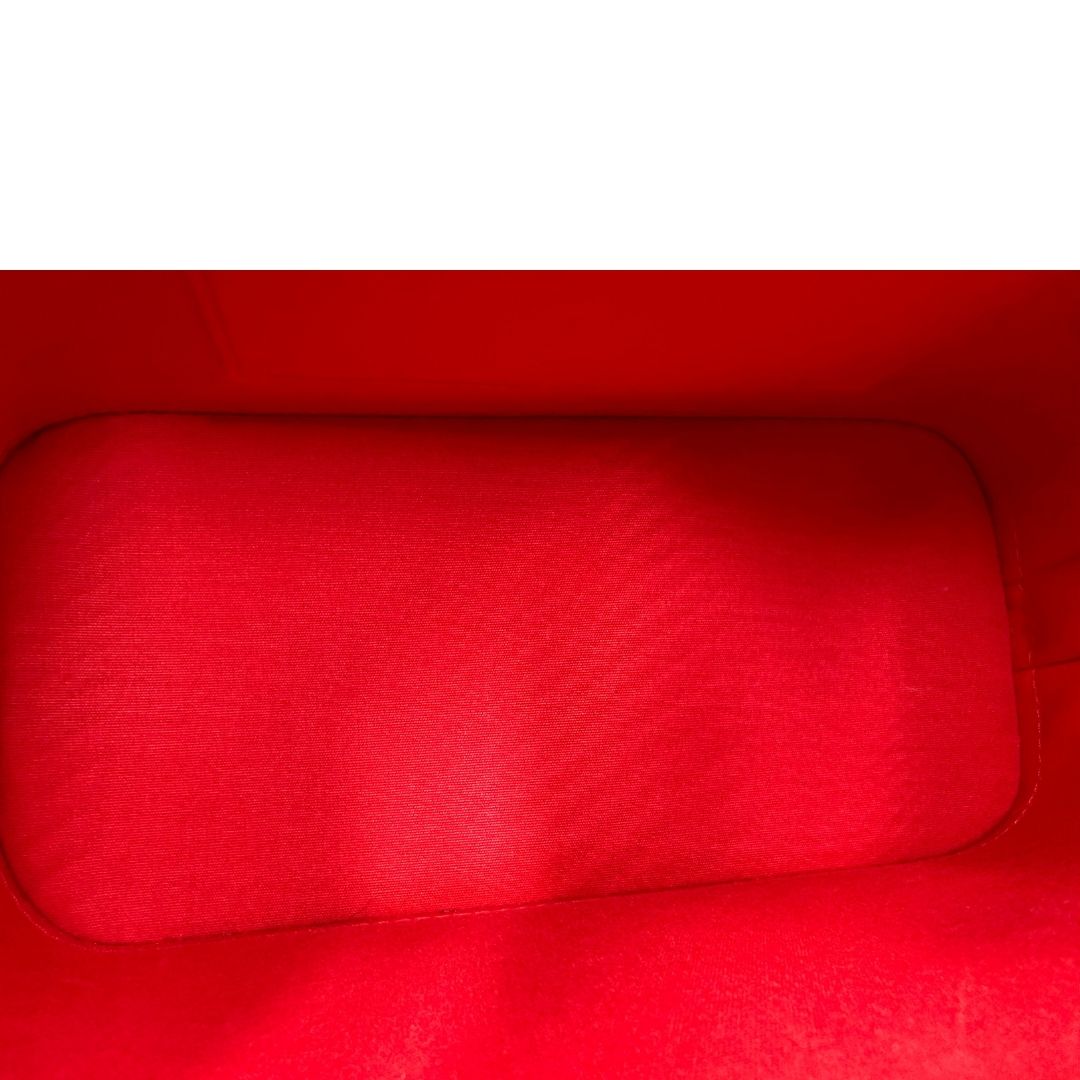 Interno di una borsa Louis Vuitton Alma BB in pelle vernis rossa con trama monogram empreinte e parti metalliche dorate. Munita di doppi manici stondati e tracolla amovibile, dotata di clochette porta chiavi. Completa di scatola, dustbag, lucchetto e chiavi.