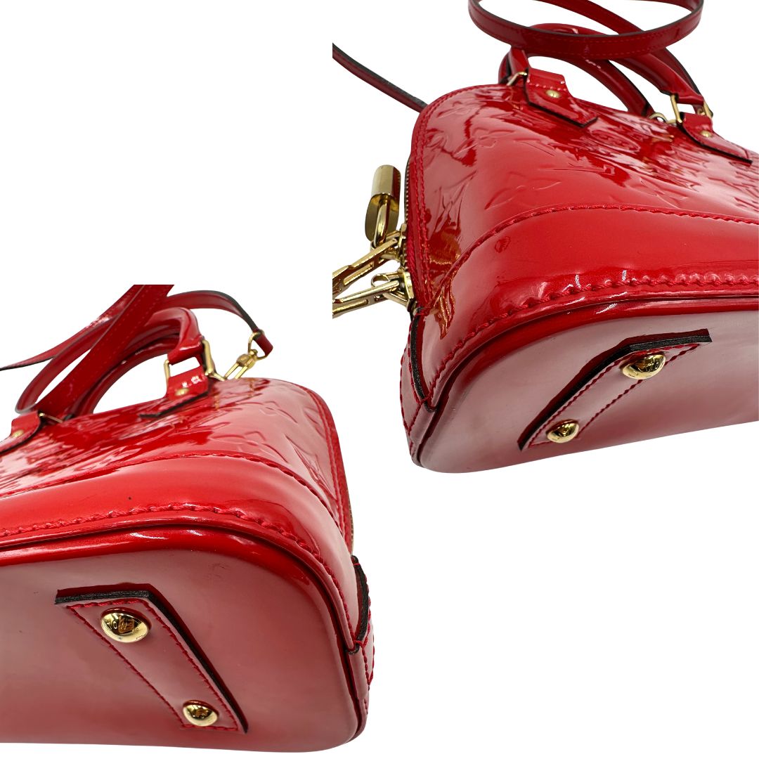 Angoli di una borsa Louis Vuitton Alma BB in pelle vernis rossa con trama monogram empreinte e parti metalliche dorate. Munita di doppi manici stondati e tracolla amovibile, dotata di clochette porta chiavi. Completa di scatola, dustbag, lucchetto e chiavi.