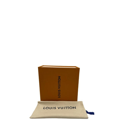 Corredo di una borsa Louis Vuitton Alma BB in pelle vernis rossa con trama monogram empreinte e parti metalliche dorate. Munita di doppi manici stondati e tracolla amovibile, dotata di clochette porta chiavi. Completa di lucchetto e chiavi.