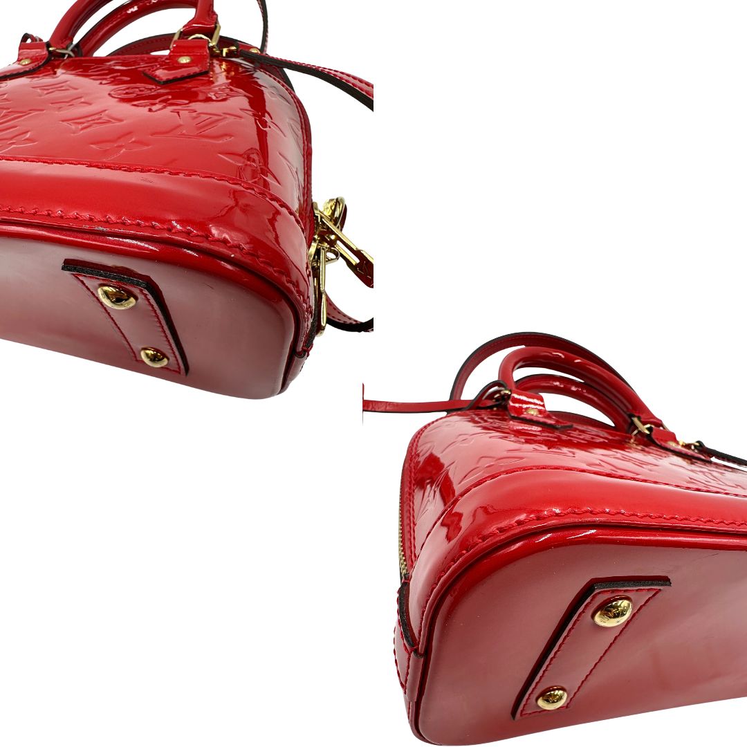 Angoli di una borsa Louis Vuitton Alma BB in pelle vernis rossa con trama monogram empreinte e parti metalliche dorate. Munita di doppi manici stondati e tracolla amovibile, dotata di clochette porta chiavi. Completa di scatola, dustbag, lucchetto e chiavi.