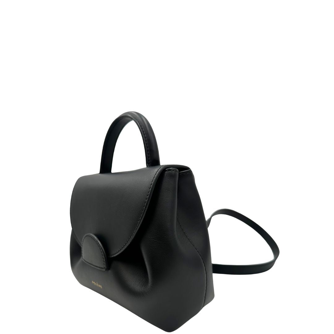 lato  Borsa Polène in pelle nera con parti metalliche dorate; munita di un manico singolo stondato e una tracolla regolabile. Full set, di lusso, originale, ottime condizioni, usata.  