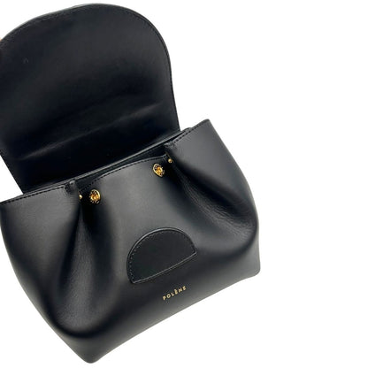 interni  Borsa Polène in pelle nera con parti metalliche dorate; munita di un manico singolo stondato e una tracolla regolabile. Full set, di lusso, originale, ottime condizioni, usata.  