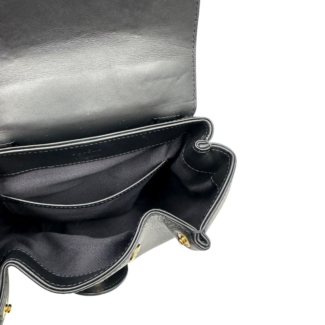 interni  Borsa Polène in pelle nera con parti metalliche dorate; munita di un manico singolo stondato e una tracolla regolabile. Full set, di lusso, originale, ottime condizioni, usata.  