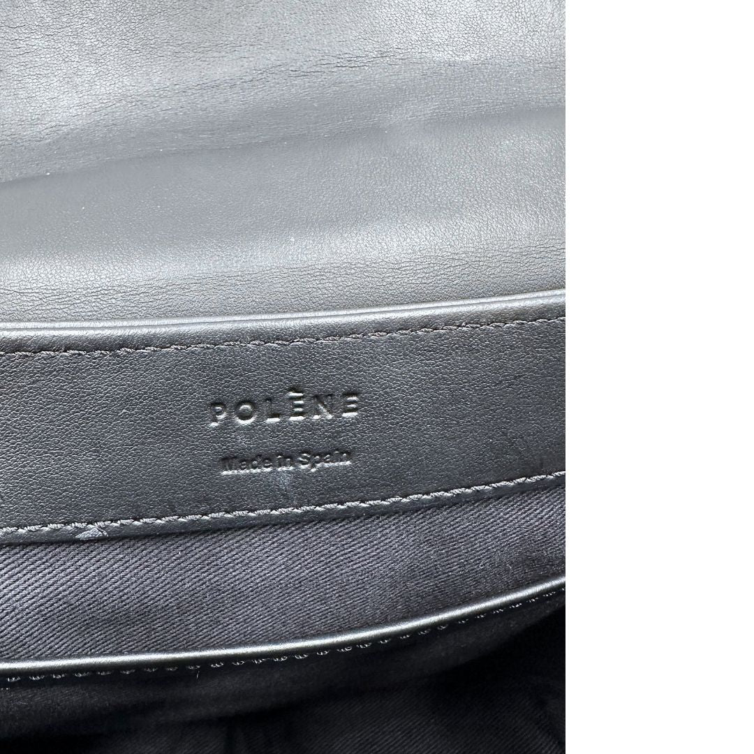 interni  Borsa Polène in pelle nera con parti metalliche dorate; munita di un manico singolo stondato e una tracolla regolabile. Full set, di lusso, originale, ottime condizioni, usata.  