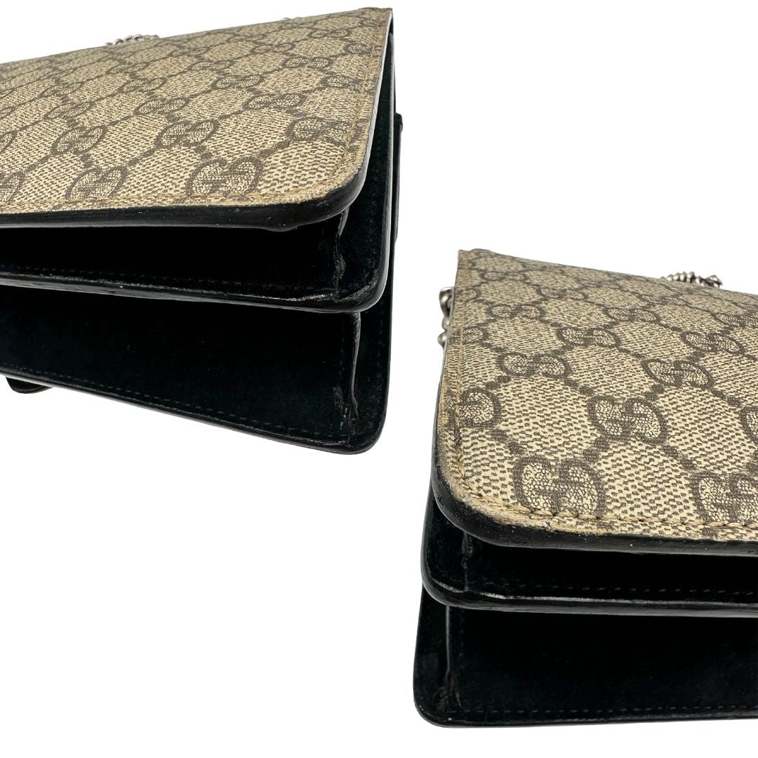 Angoli di una Borsa Gucci in canvas beige monogram GG, finiture in pelle scamosciata nera e parti metalliche argentate; munita di una tracolla in catena scorrevole. Indossabile a spalla oppure a tracolla. Originale, usata, di lusso, in ottime condizioni.