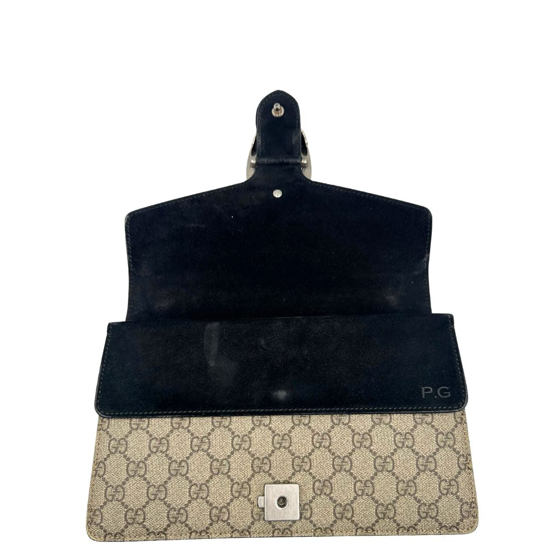 Interno di una Borsa Gucci in canvas beige monogram GG, finiture in pelle scamosciata nera e parti metalliche argentate; munita di una tracolla in catena scorrevole. Indossabile a spalla oppure a tracolla. Originale, usata, di lusso, in ottime condizioni.