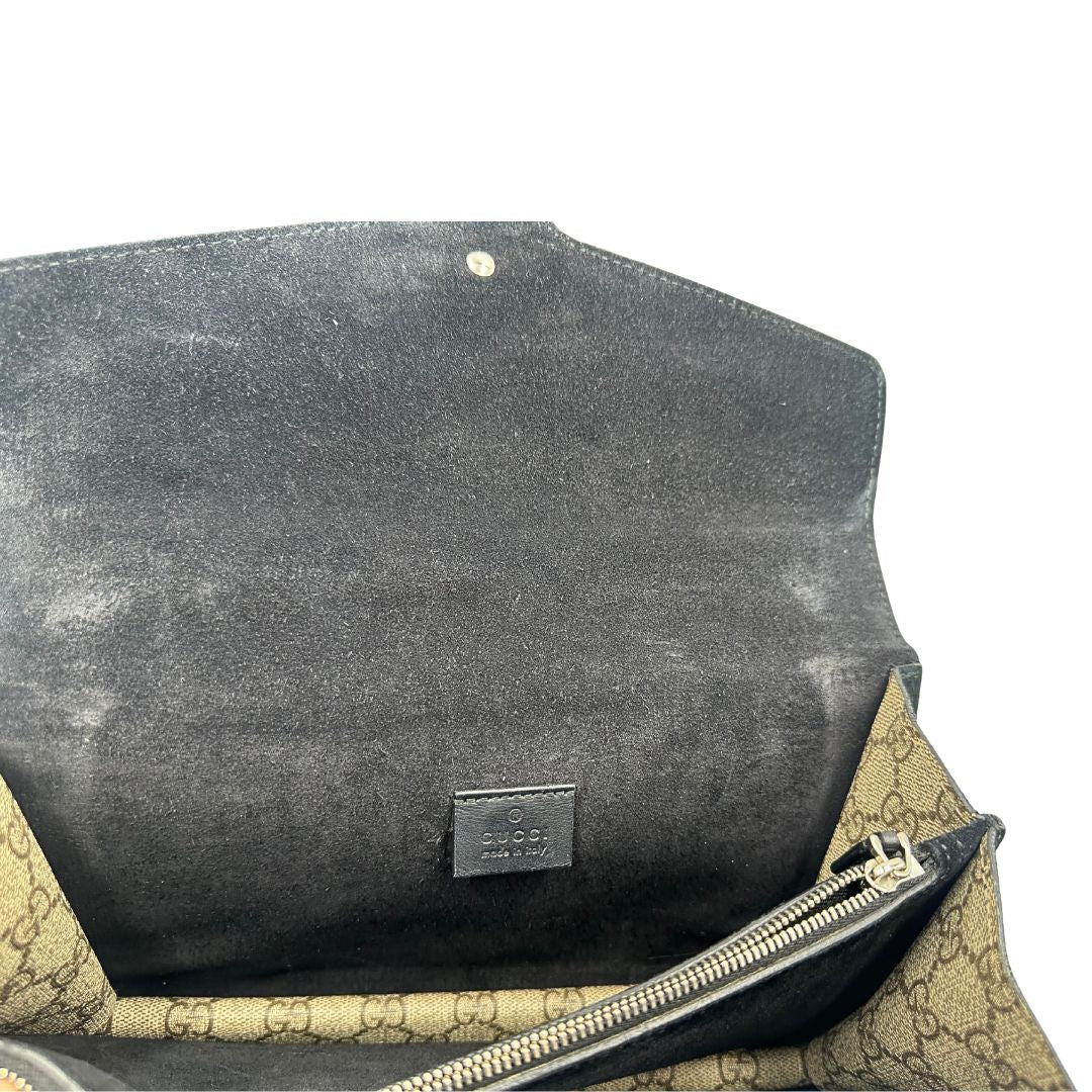Interno di una Borsa Gucci in canvas beige monogram GG, finiture in pelle scamosciata nera e parti metalliche argentate; munita di una tracolla in catena scorrevole. Indossabile a spalla oppure a tracolla. Originale, usata, di lusso, in ottime condizioni.