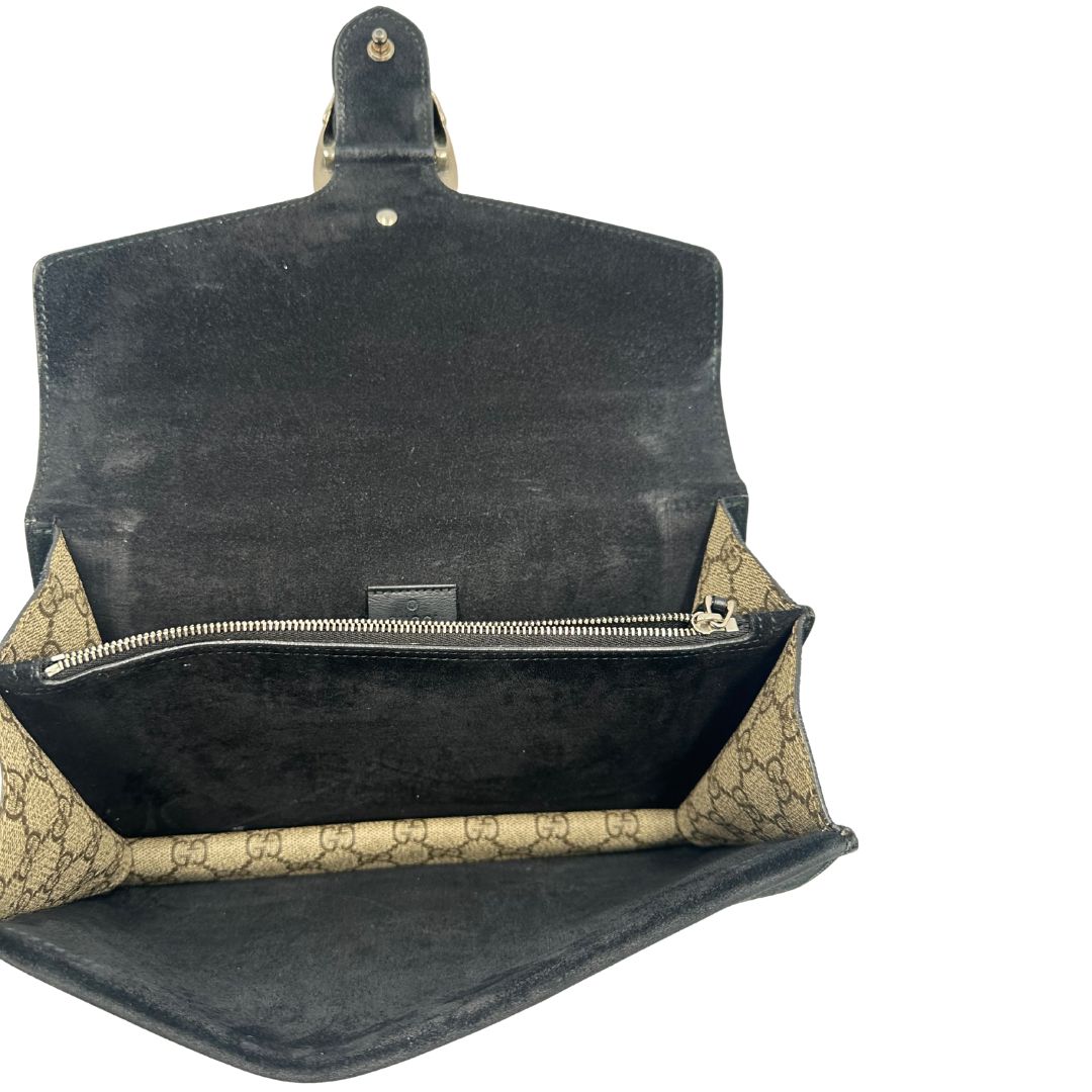 Interno di una Borsa Gucci in canvas beige monogram GG, finiture in pelle scamosciata nera e parti metalliche argentate; munita di una tracolla in catena scorrevole. Indossabile a spalla oppure a tracolla. Originale, usata, di lusso, in ottime condizioni.