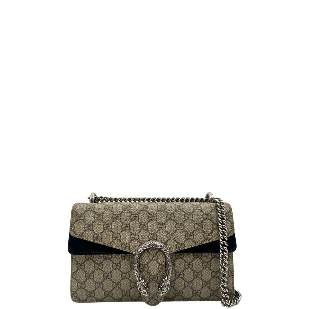 Front di una Borsa Gucci in canvas beige monogram GG, finiture in pelle scamosciata nera e parti metalliche argentate; munita di una tracolla in catena scorrevole. Indossabile a spalla oppure a tracolla. Originale, usata, di lusso, in ottime condizioni.