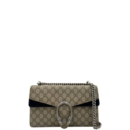 Front di una Borsa Gucci in canvas beige monogram GG, finiture in pelle scamosciata nera e parti metalliche argentate; munita di una tracolla in catena scorrevole. Indossabile a spalla oppure a tracolla. Originale, usata, di lusso, in ottime condizioni.