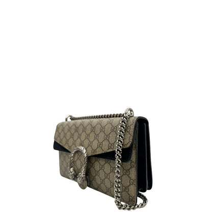 Lato sinistro di una Borsa Gucci in canvas beige monogram GG, finiture in pelle scamosciata nera e parti metalliche argentate; munita di una tracolla in catena scorrevole. Indossabile a spalla oppure a tracolla. Originale, usata, di lusso, in ottime condizioni.