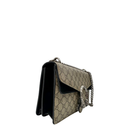 Lato destro di una Borsa Gucci in canvas beige monogram GG, finiture in pelle scamosciata nera e parti metalliche argentate; munita di una tracolla in catena scorrevole. Indossabile a spalla oppure a tracolla. Originale, usata, di lusso, in ottime condizioni.