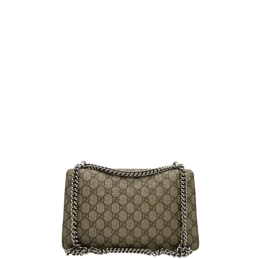 Retro di una Borsa Gucci in canvas beige monogram GG, finiture in pelle scamosciata nera e parti metalliche argentate; munita di una tracolla in catena scorrevole. Indossabile a spalla oppure a tracolla. Originale, usata, di lusso, in ottime condizioni.