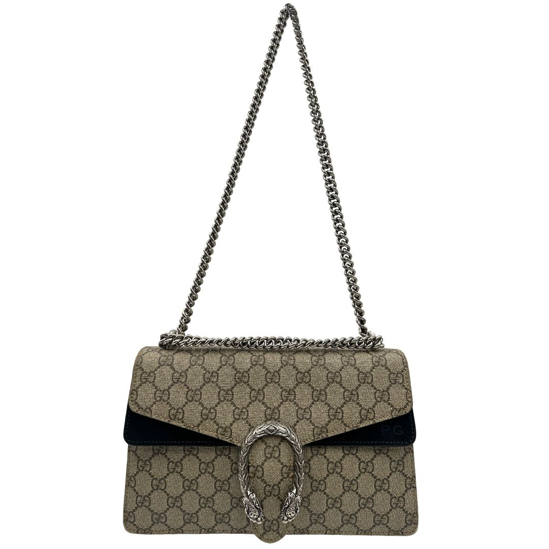 Front di una Borsa Gucci in canvas beige monogram GG, finiture in pelle scamosciata nera e parti metalliche argentate; munita di una tracolla in catena scorrevole. Indossabile a spalla oppure a tracolla. Originale, usata, di lusso, in ottime condizioni.