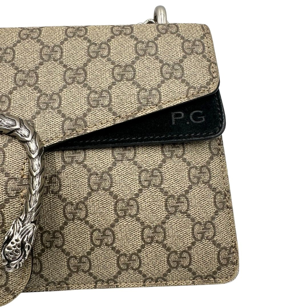 Borsa Gucci in canvas beige monogram GG, finiture in pelle scamosciata nera e parti metalliche argentate; munita di una tracolla in catena scorrevole. Indossabile a spalla oppure a tracolla. Originale, usata, di lusso, in ottime condizioni.