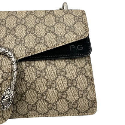 Borsa Gucci in canvas beige monogram GG, finiture in pelle scamosciata nera e parti metalliche argentate; munita di una tracolla in catena scorrevole. Indossabile a spalla oppure a tracolla. Originale, usata, di lusso, in ottime condizioni.