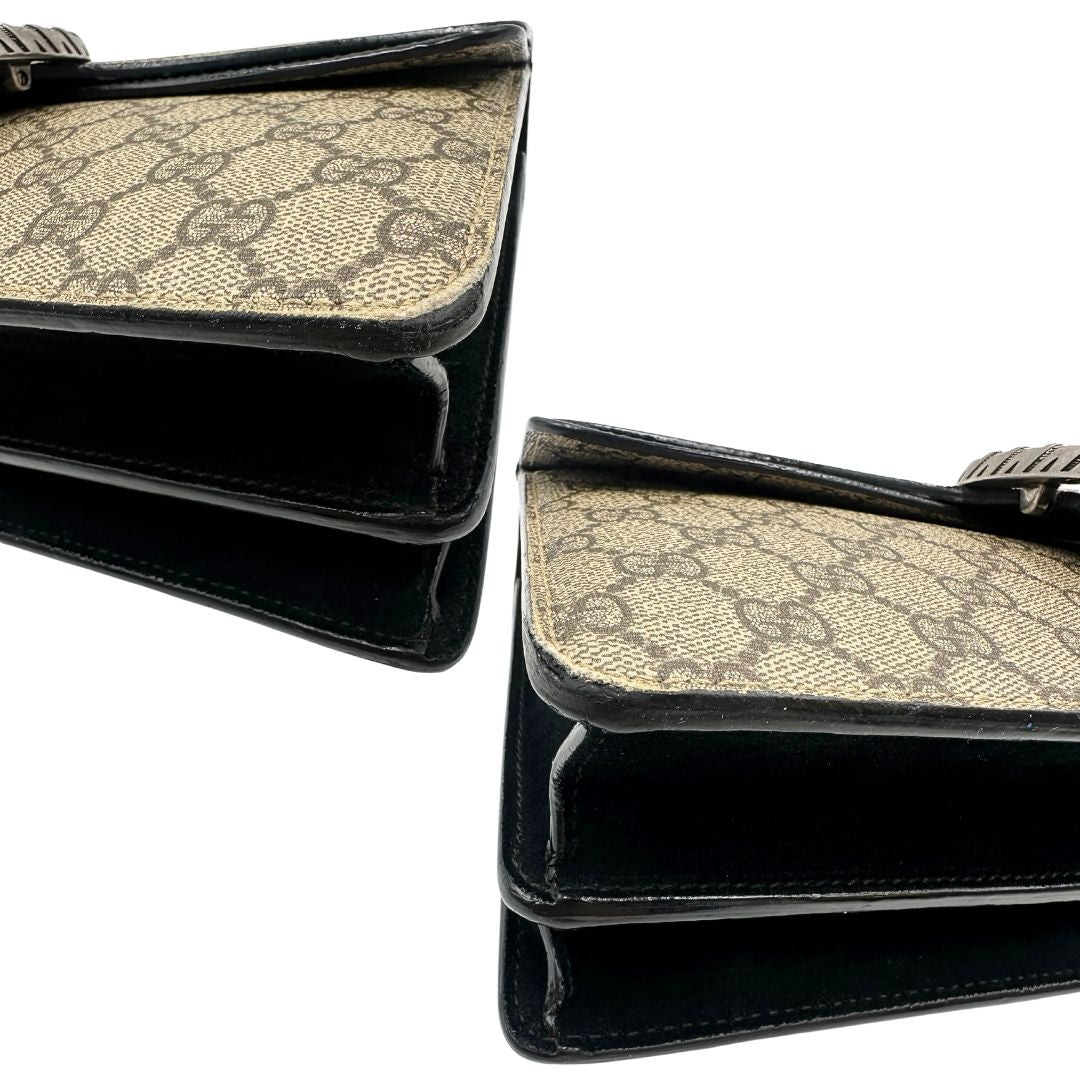 Angoli di una Borsa Gucci in canvas beige monogram GG, finiture in pelle scamosciata nera e parti metalliche argentate; munita di una tracolla in catena scorrevole. Indossabile a spalla oppure a tracolla. Originale, usata, di lusso, in ottime condizioni.