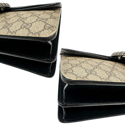 Angoli di una Borsa Gucci in canvas beige monogram GG, finiture in pelle scamosciata nera e parti metalliche argentate; munita di una tracolla in catena scorrevole. Indossabile a spalla oppure a tracolla. Originale, usata, di lusso, in ottime condizioni.