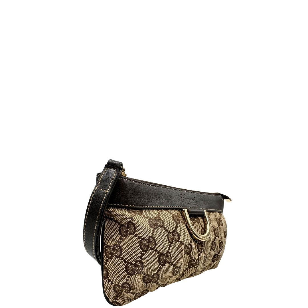 Laterale sinistro di una pochette Gucci in tessuto Gucci in tessuto GG beige con finiture in pelle marrone e parti metalliche dorate; munita di un polsino, da portare a mano. Completa di dustbag.