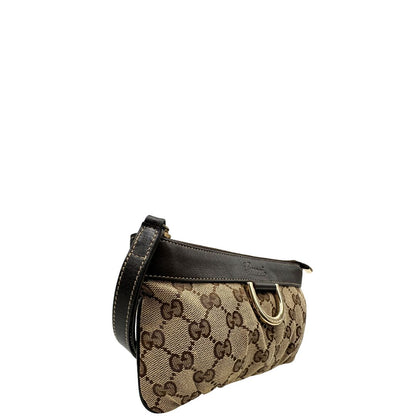 Laterale sinistro di una pochette Gucci in tessuto Gucci in tessuto GG beige con finiture in pelle marrone e parti metalliche dorate; munita di un polsino, da portare a mano. Completa di dustbag.