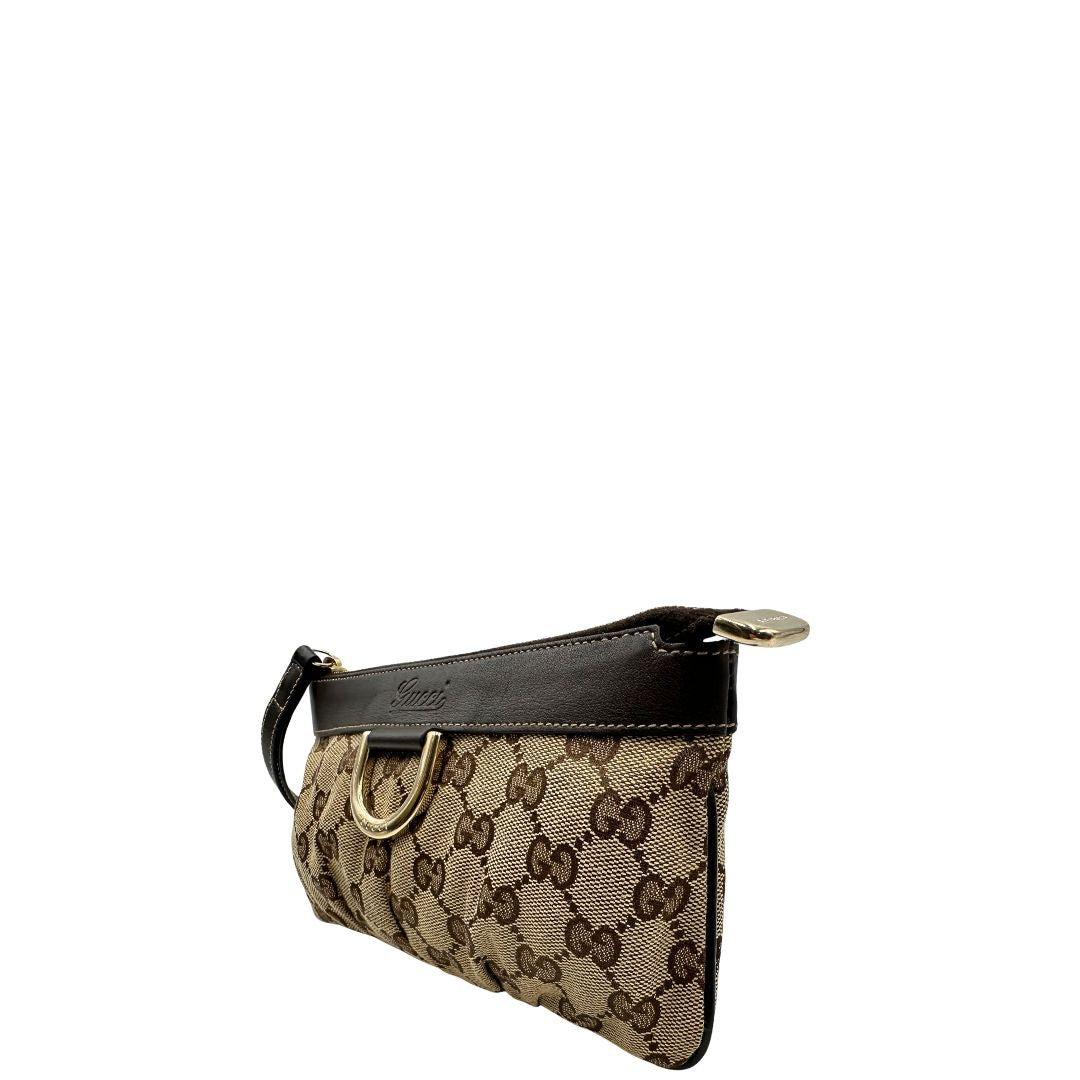 Laterale destro Pochette Gucci in tessuto Gucci in tessuto GG beige con finiture in pelle marrone e parti metalliche dorate; munita di un polsino, da portare a mano. Completa di dustbag.