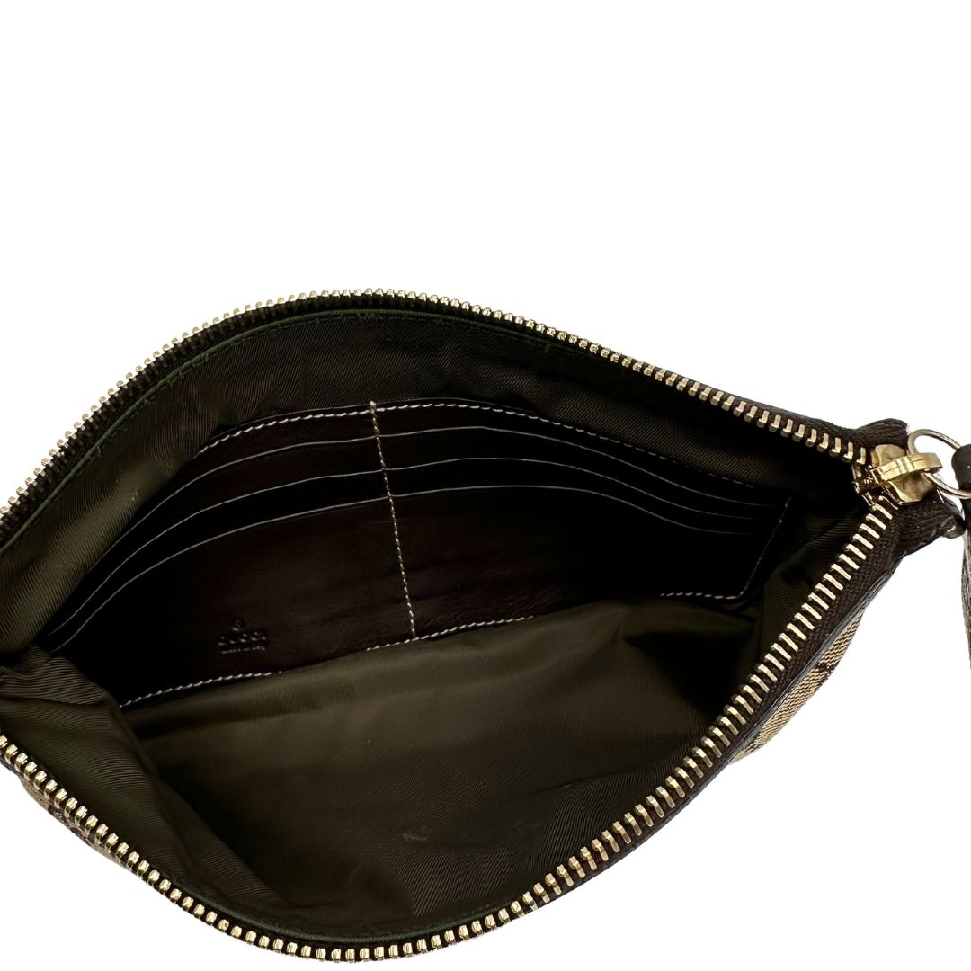 Interno di una pochette Gucci in tessuto Gucci in tessuto GG beige con finiture in pelle marrone e parti metalliche dorate; munita di un polsino, da portare a mano. Completa di dustbag.