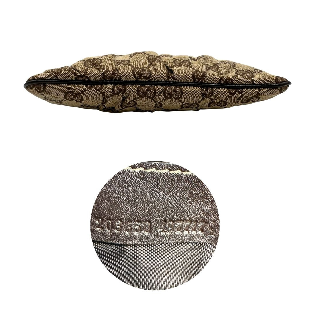 Base e codice Pochette Gucci in tessuto Gucci in tessuto GG beige con finiture in pelle marrone e parti metalliche dorate; munita di un polsino, da portare a mano. Completa di dustbag.