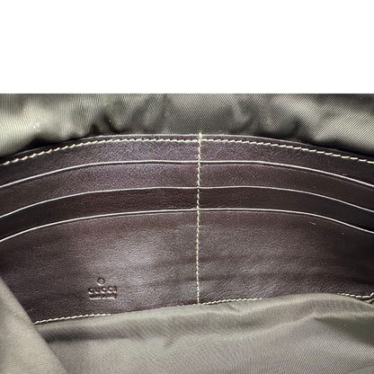 Interno di una pochette Gucci in tessuto Gucci in tessuto GG beige con finiture in pelle marrone e parti metalliche dorate; munita di un polsino, da portare a mano. Completa di dustbag.