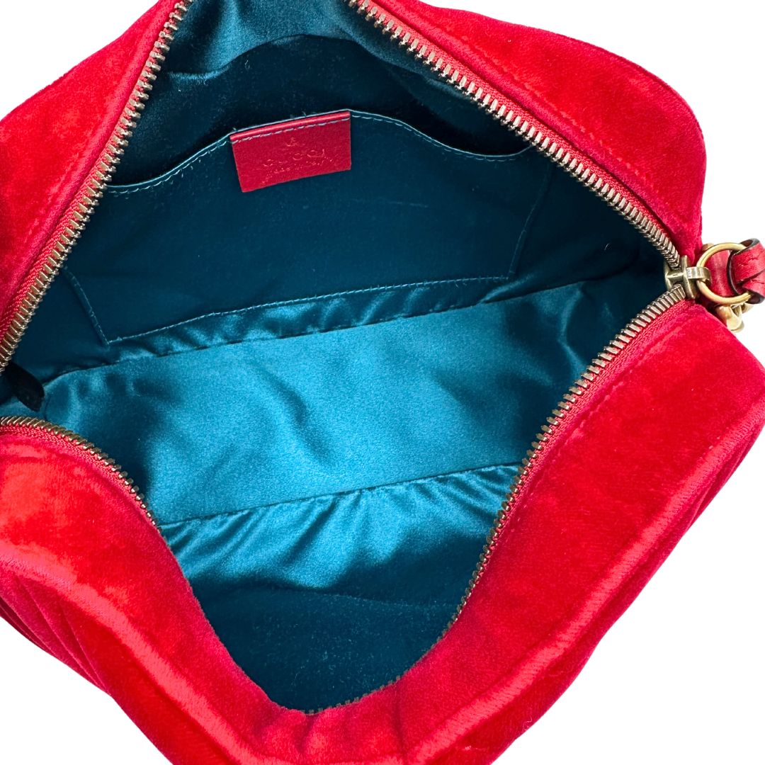 interno Borsa Gucci Marmont in velluto rosso con finiture in pelle tono su tono e parti metalliche oro anticato; munita di una tracolla in catena e pelle, di lusso, originale, ottime condizioni, usata. 