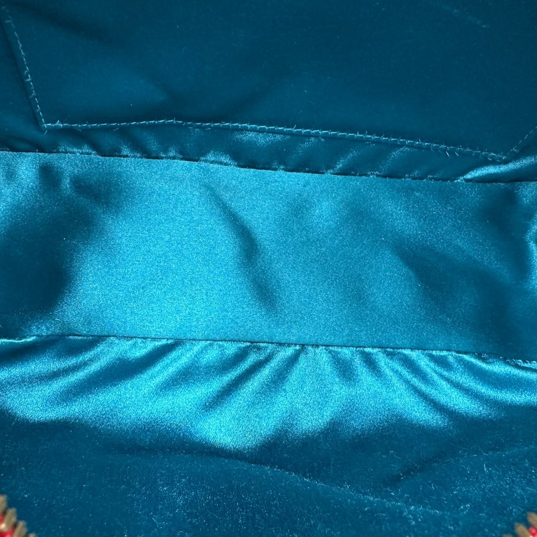 interno Borsa Gucci Marmont in velluto rosso con finiture in pelle tono su tono e parti metalliche oro anticato; munita di una tracolla in catena e pelle, di lusso, originale, ottime condizioni, usata. 