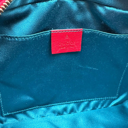 interno Borsa Gucci Marmont in velluto rosso con finiture in pelle tono su tono e parti metalliche oro anticato; munita di una tracolla in catena e pelle, di lusso, originale, ottime condizioni, usata. 