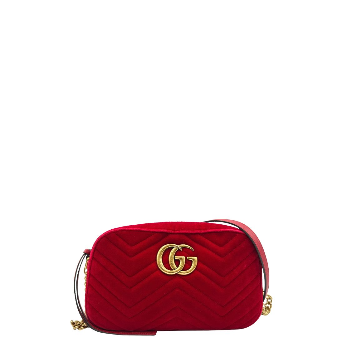 front Borsa Gucci Marmont in velluto rosso con finiture in pelle tono su tono e parti metalliche oro anticato; munita di una tracolla in catena e pelle, di lusso, originale, ottime condizioni, usata. 
