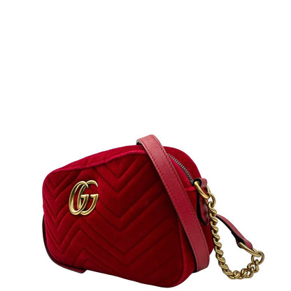 lato Borsa Gucci Marmont in velluto rosso con finiture in pelle tono su tono e parti metalliche oro anticato; munita di una tracolla in catena e pelle, di lusso, originale, ottime condizioni, usata. 