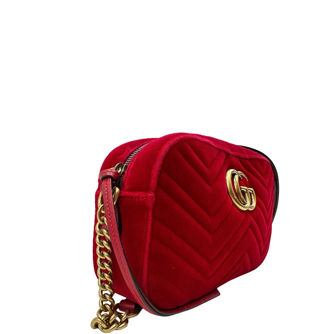 lato Borsa Gucci Marmont in velluto rosso con finiture in pelle tono su tono e parti metalliche oro anticato; munita di una tracolla in catena e pelle, di lusso, originale, ottime condizioni, usata. 