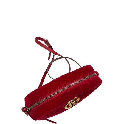 chiusura Borsa Gucci Marmont in velluto rosso con finiture in pelle tono su tono e parti metalliche oro anticato; munita di una tracolla in catena e pelle, di lusso, originale, ottime condizioni, usata. 