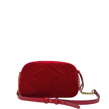 retro Borsa Gucci Marmont in velluto rosso con finiture in pelle tono su tono e parti metalliche oro anticato; munita di una tracolla in catena e pelle, di lusso, originale, ottime condizioni, usata. 