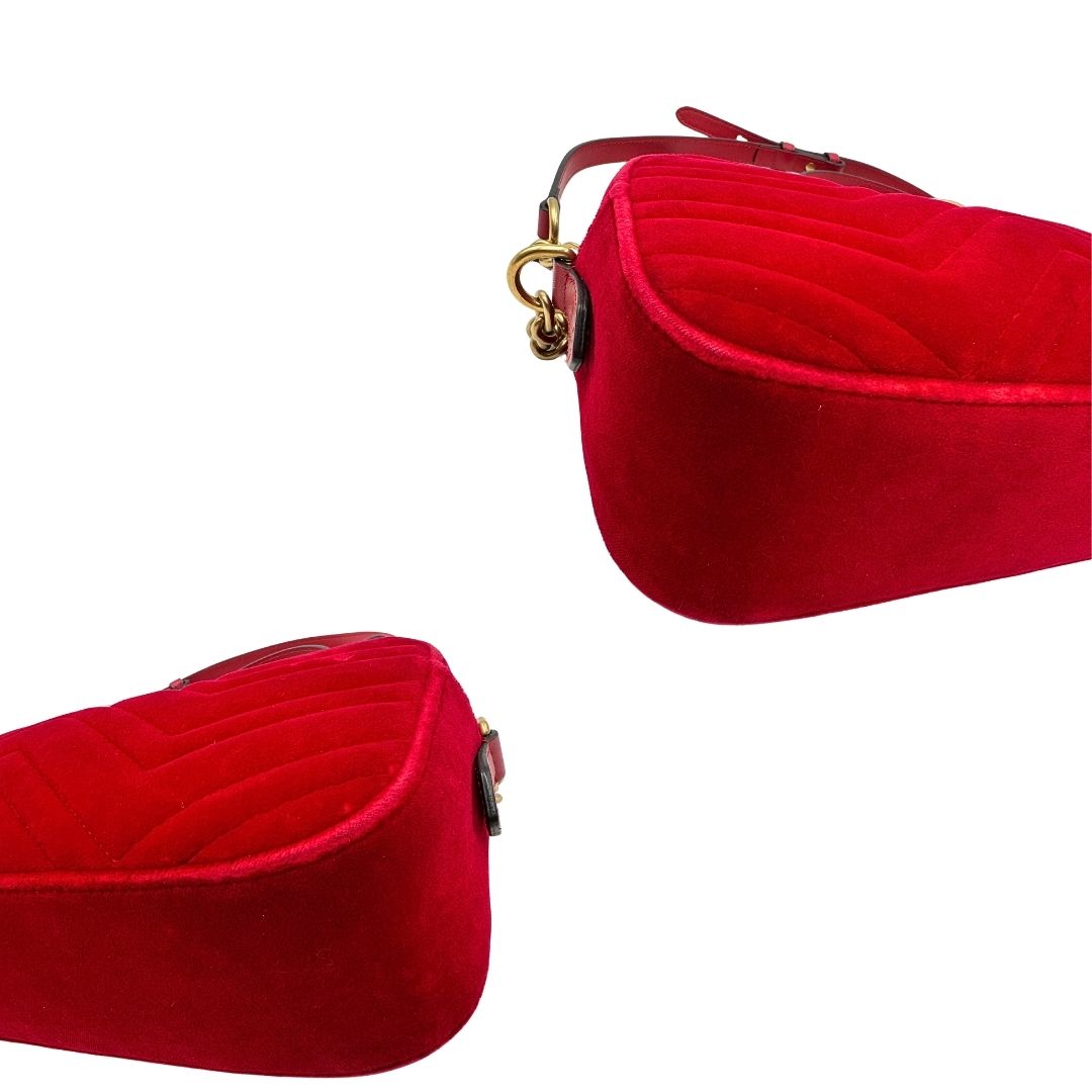 angoli Borsa Gucci Marmont in velluto rosso con finiture in pelle tono su tono e parti metalliche oro anticato; munita di una tracolla in catena e pelle, di lusso, originale, ottime condizioni, usata.
