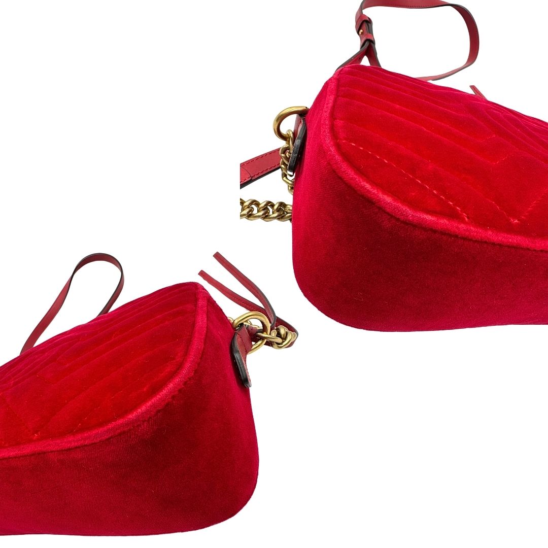 angoli Borsa Gucci Marmont in velluto rosso con finiture in pelle tono su tono e parti metalliche oro anticato; munita di una tracolla in catena e pelle, di lusso, originale, ottime condizioni, usata. 