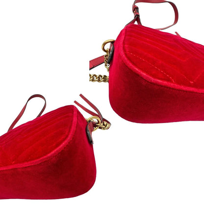 angoli Borsa Gucci Marmont in velluto rosso con finiture in pelle tono su tono e parti metalliche oro anticato; munita di una tracolla in catena e pelle, di lusso, originale, ottime condizioni, usata. 