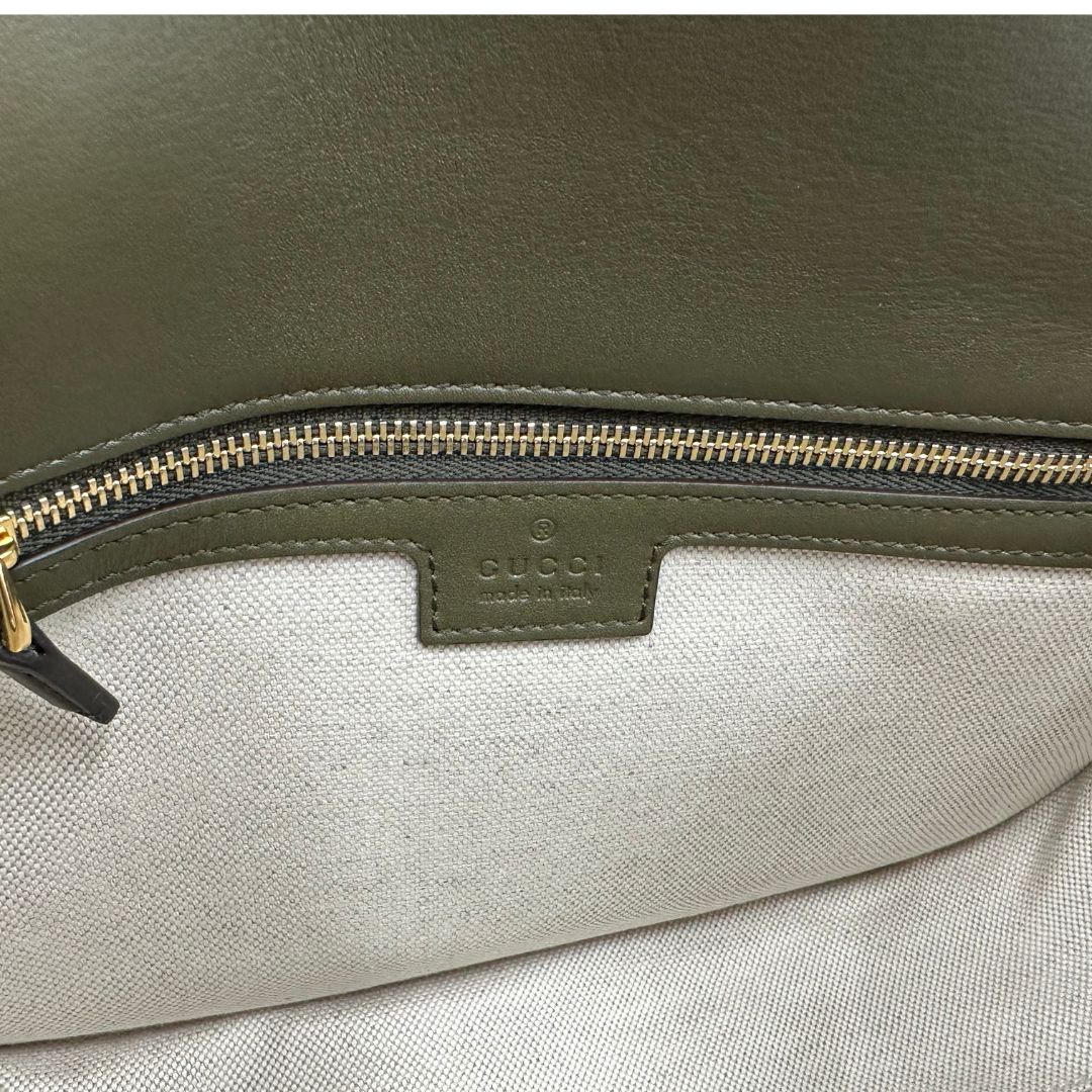 interno  Borsa Gucci in pelle verde oliva con parti metalliche dorate; munita di un manico singolo e una tracolla amovibile e regolabile. Completa di dustbag, di lusso, originale, ottime condizioni, usata. 