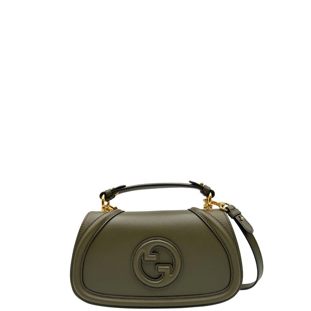 front  Borsa Gucci in pelle verde oliva con parti metalliche dorate; munita di un manico singolo e una tracolla amovibile e regolabile. Completa di dustbag, di lusso, originale, ottime condizioni, usata. 