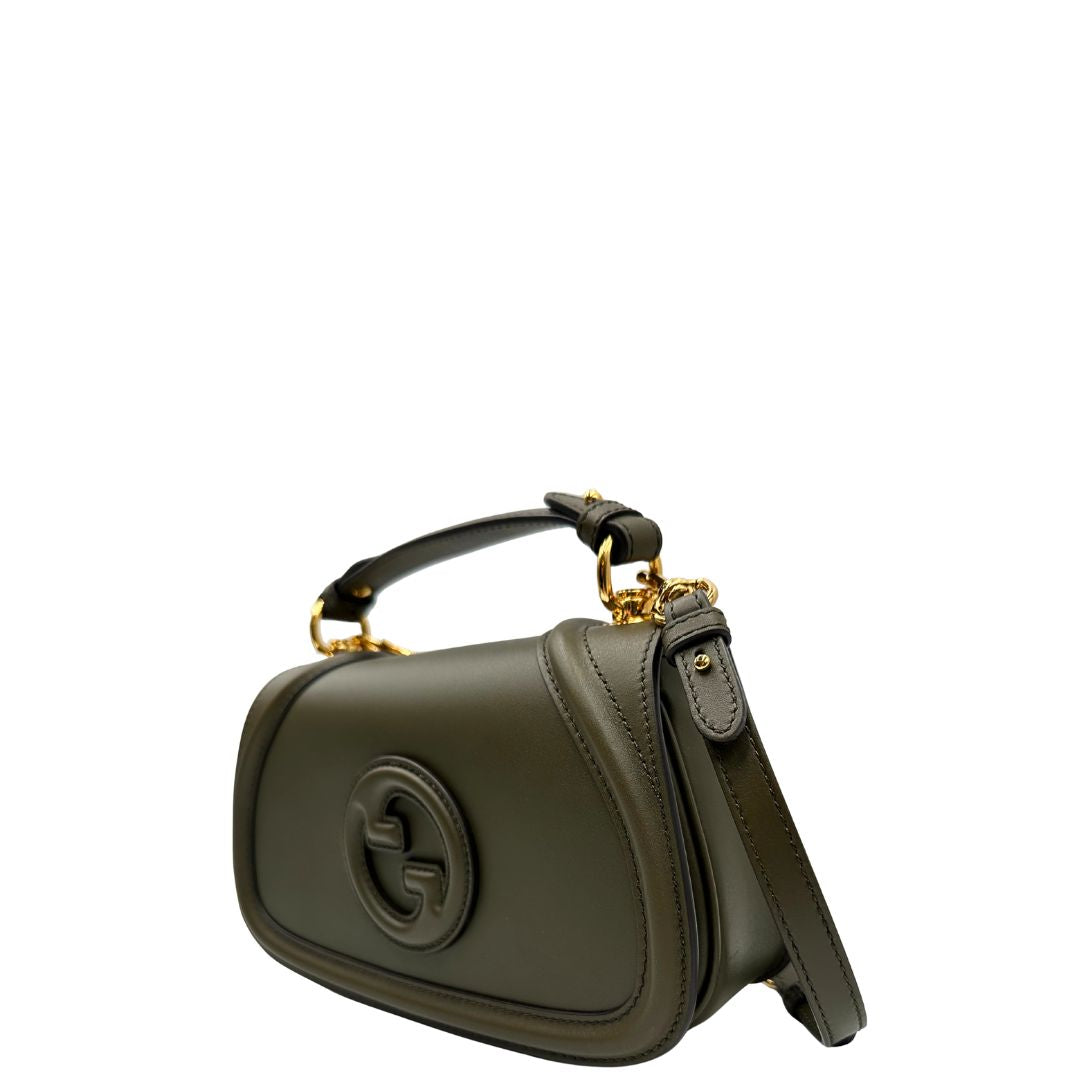lato  Borsa Gucci in pelle verde oliva con parti metalliche dorate; munita di un manico singolo e una tracolla amovibile e regolabile. Completa di dustbag, di lusso, originale, ottime condizioni, usata. 