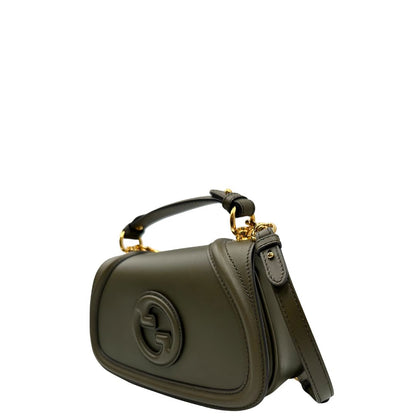 lato  Borsa Gucci in pelle verde oliva con parti metalliche dorate; munita di un manico singolo e una tracolla amovibile e regolabile. Completa di dustbag, di lusso, originale, ottime condizioni, usata. 