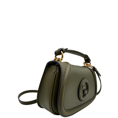 lato  Borsa Gucci in pelle verde oliva con parti metalliche dorate; munita di un manico singolo e una tracolla amovibile e regolabile. Completa di dustbag, di lusso, originale, ottime condizioni, usata. 